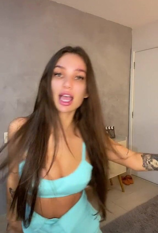 Hot Stéfani Bays Shows Cleavage in Blue Crop Top and Bouncing Tits