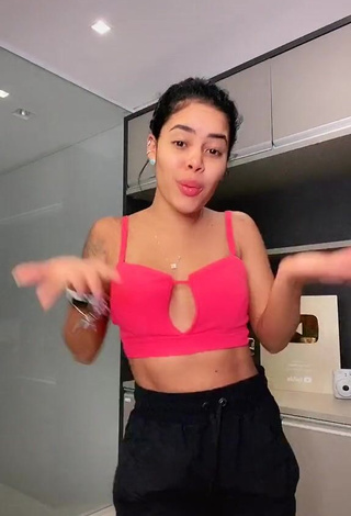 1. Sexy Sthefane Matos Shows Cleavage in Pink Crop Top