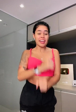 3. Sexy Sthefane Matos Shows Cleavage in Pink Crop Top