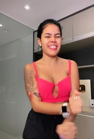 4. Sexy Sthefane Matos Shows Cleavage in Pink Crop Top