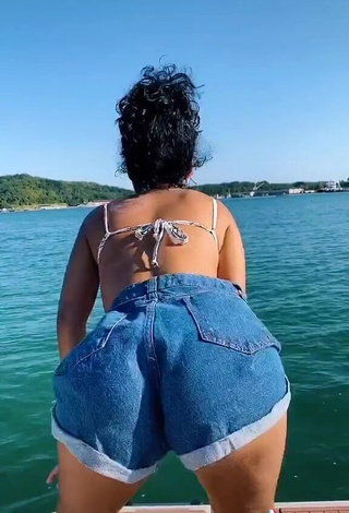 3. Hot Sthefane Matos in Shorts on a Boat while Twerking