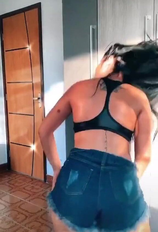 4. Hot Tati Nunes Shows Cleavage in Black Sport Bra while Twerking and Bouncing Tits