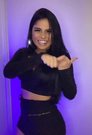 Sexy Tati Nunes Shows Cleavage in Black Crop Top