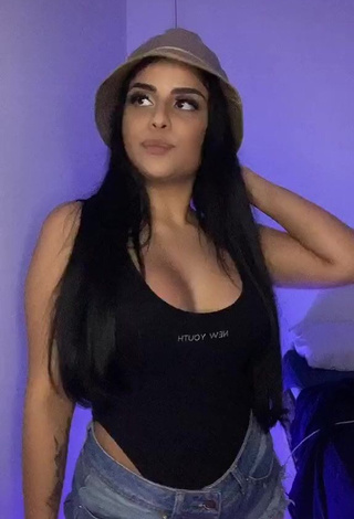 4. Sexy Tati Nunes Shows Cleavage in Black Bodysuit