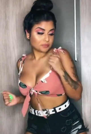 1. Hottie Tati Nunes Shows Cleavage in Floral Bikini Top and Bouncing Boobs