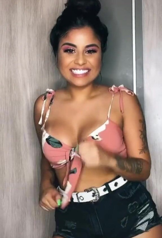 4. Hottie Tati Nunes Shows Cleavage in Floral Bikini Top and Bouncing Boobs
