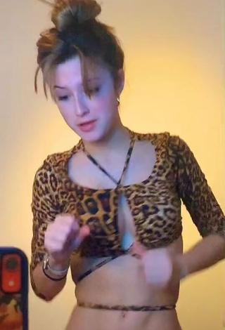 1. Sexy Mariana Taurozzi Shows Cleavage in Leopard Crop Top