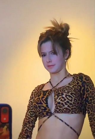 3. Sexy Mariana Taurozzi Shows Cleavage in Leopard Crop Top