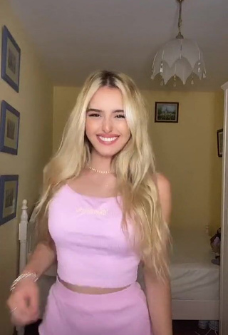 4. Sexy Teressa Dillon Shows Cleavage in Crop Top