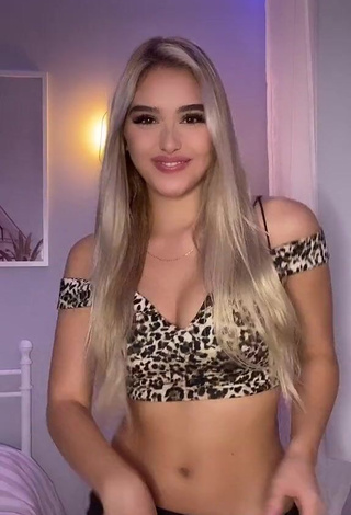 3. Beautiful Teressa Dillon Shows Cleavage in Sexy Leopard Crop Top