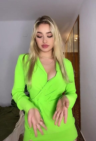 3. Hot Teressa Dillon Shows Cleavage in Lime Green Dress