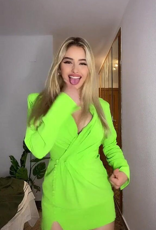 3. Amazing Teressa Dillon Shows Cleavage in Hot Lime Green Dress and Bouncing Breasts