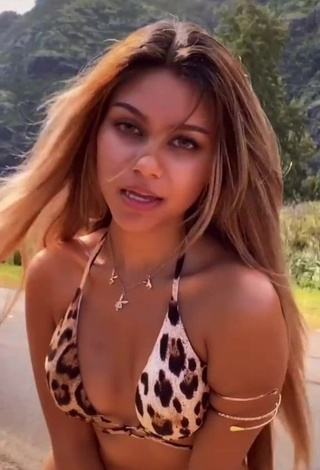 1. Sexy Maile Hammahz Shows Cleavage in Leopard Bikini