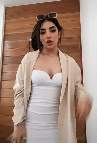 1. Hot Stefanny Loaiza Shows Cleavage in White Dress