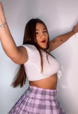 1. Sweetie Dailyn Montañez Shows Cleavage in White Crop Top and Bouncing Big Boobs