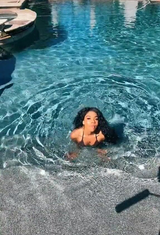 Fine Teala Dunn Shows Butt at the Pool