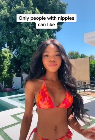 3. Amazing Teala Dunn Shows Cleavage in Hot Bikini at the Pool