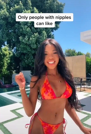 4. Amazing Teala Dunn Shows Cleavage in Hot Bikini at the Pool