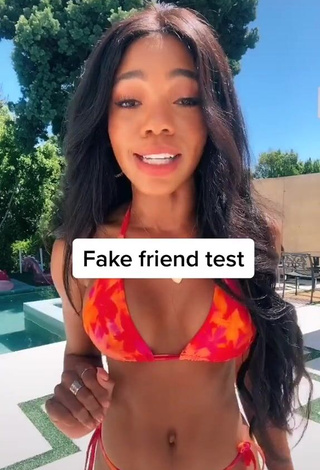 Really Cute Teala Dunn Shows Cleavage in Bikini at the Swimming Pool