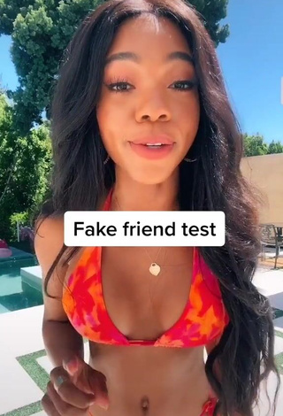 4. Really Cute Teala Dunn Shows Cleavage in Bikini at the Swimming Pool