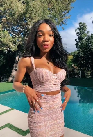 Beautiful Teala Dunn Shows Cleavage in Sexy Leopard Crop Top at the Pool