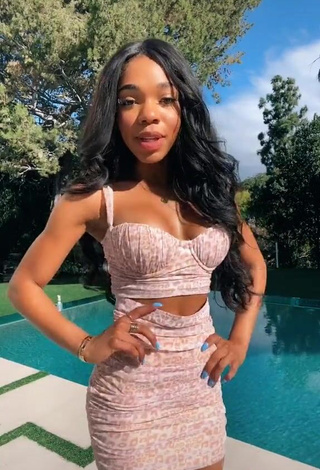 3. Beautiful Teala Dunn Shows Cleavage in Sexy Leopard Crop Top at the Pool