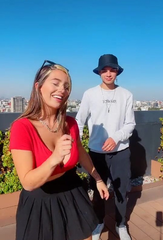 1. Sexy Valentina Gómez Shows Cleavage in Red Crop Top