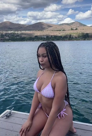 Desirable Veondre Mitchell Shows Cleavage in Bikini in the Sea