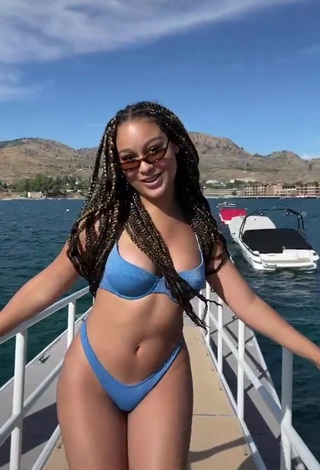 Hot Veondre Mitchell Shows Cleavage in Bikini and Bouncing Breasts