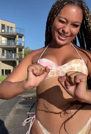 3. Cute Veondre Mitchell Shows Cleavage in Floral Bikini