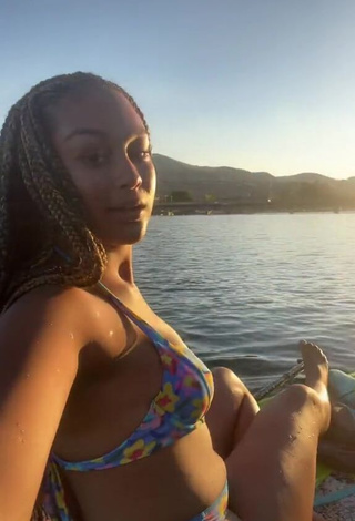 4. Sweetie Veondre Mitchell Shows Cleavage in Bikini Top in the Sea