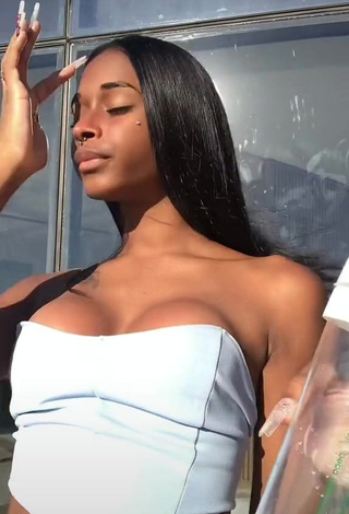 Hot victoriasimonns Shows Cleavage in White Tube Top