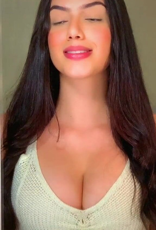 1. Hot Victtoria Medeiros Shows Cleavage in Beige Crop Top and Bouncing Big Breasts