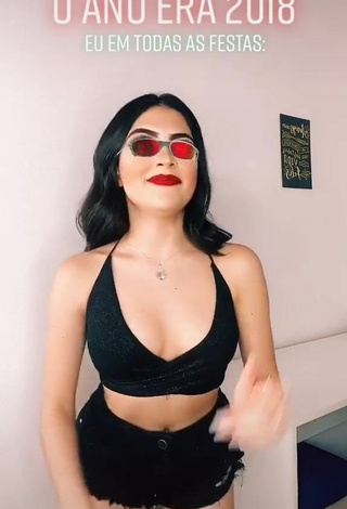 1. Sexy Vivi Shows Cleavage in Black Crop Top