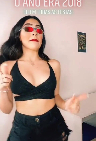 3. Sexy Vivi Shows Cleavage in Black Crop Top