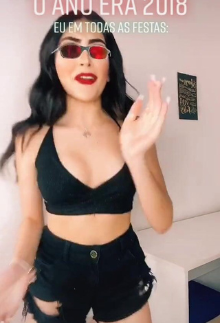 4. Sexy Vivi Shows Cleavage in Black Crop Top