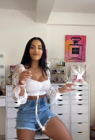 Hot Yeimmy Shows Cleavage in White Crop Top