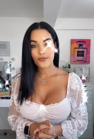 Amazing Yeimmy Shows Cleavage in Hot White Crop Top