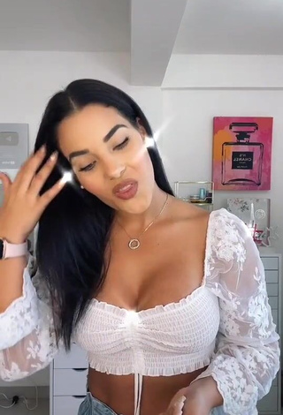 3. Amazing Yeimmy Shows Cleavage in Hot White Crop Top