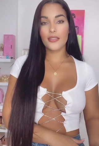 4. Seductive Yeimmy Shows Cleavage in White Crop Top (Side Boob)