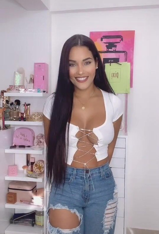 Hottie Yeimmy Shows Cleavage in White Crop Top