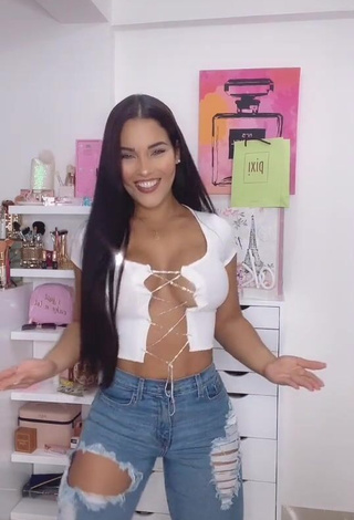 3. Hottie Yeimmy Shows Cleavage in White Crop Top