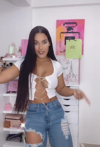 4. Hottie Yeimmy Shows Cleavage in White Crop Top