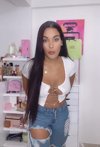 1. Sexy Yeimmy Shows Cleavage in White Crop Top