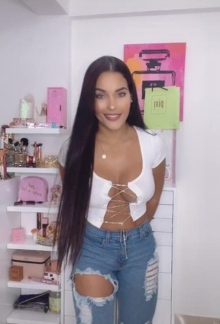 Sexy Yeimmy Shows Cleavage in White Crop Top