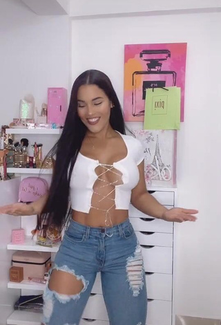 3. Sexy Yeimmy Shows Cleavage in White Crop Top