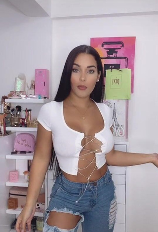 1. Cute Yeimmy Shows Cleavage in White Crop Top