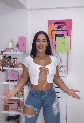 3. Cute Yeimmy Shows Cleavage in White Crop Top