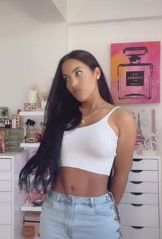 1. Erotic Yeimmy in White Crop Top