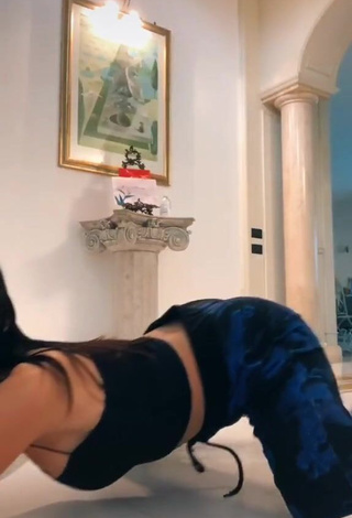 Hot Zoe Massenti Shows Butt